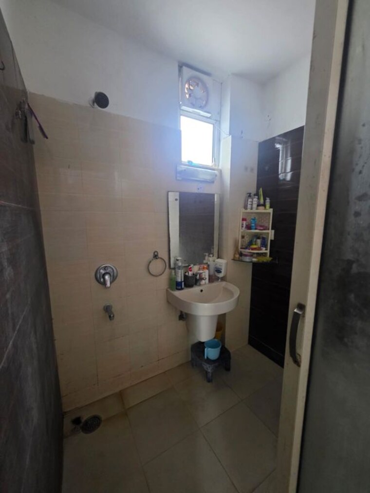 Bathroom, chittaranjan park 3 Bedroom 160 Sq.Yd. Builder Floor In Chittaranjan Park Delhi 10786203
