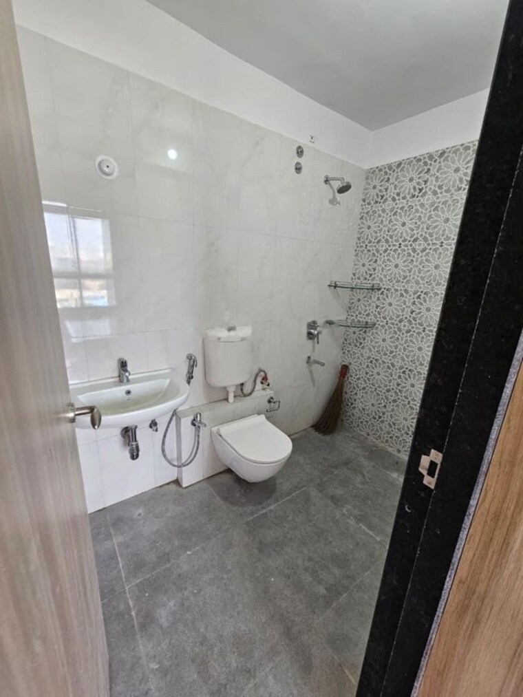 Bathroom, leo-eminence 2 Bedroom 872 Sq.Ft. Apartment In Bandra East Mumbai 10786804