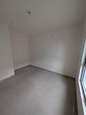 Room in 2 BHK Apartment at Piramal Vaikunth, Balkum Pada – for Rent