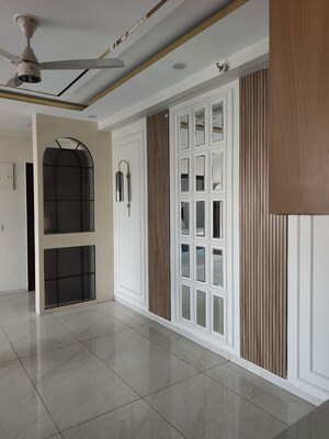 Room in 3.5 BHK Apartment at Rishita Manhattan, Gomti Nagar – for Rent