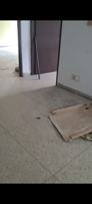 Room in 2.5 BHK Apartment at Alpha 1 Greater Noida – for Rent