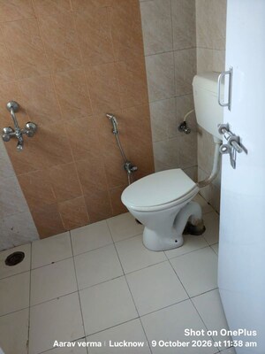 Bathroom in 4 BHK Apartment at Srishti Apartments Jankipuram, Jankipuram – for Rent