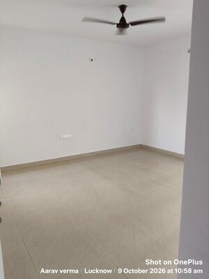 Room in 4 BHK Apartment at Srishti Apartments Jankipuram, Jankipuram – for Rent