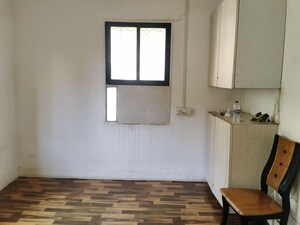 Room in 2 BHK Apartment at Panch Pakhadi – for Rent