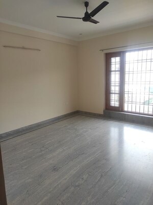 Room in 3 BHK Builder Floor at Sector 46 – for Rent