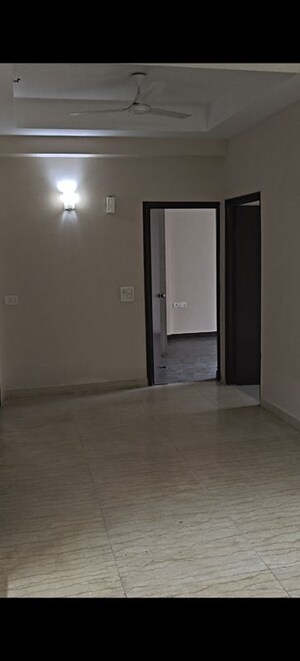 Room in 2.5 BHK Apartment at Mahagun Moderne, Sector 78 – for Rent