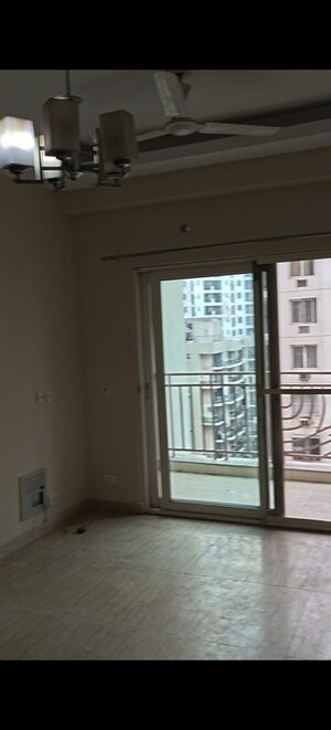 Room in 2.5 BHK Apartment at Mahagun Moderne, Sector 78 – for Rent