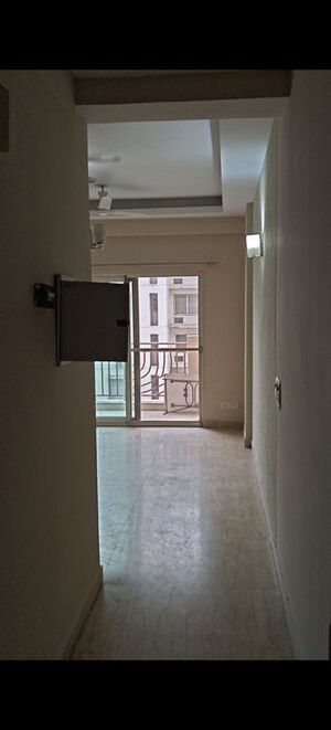 Room in 2.5 BHK Apartment at Mahagun Moderne, Sector 78 – for Rent