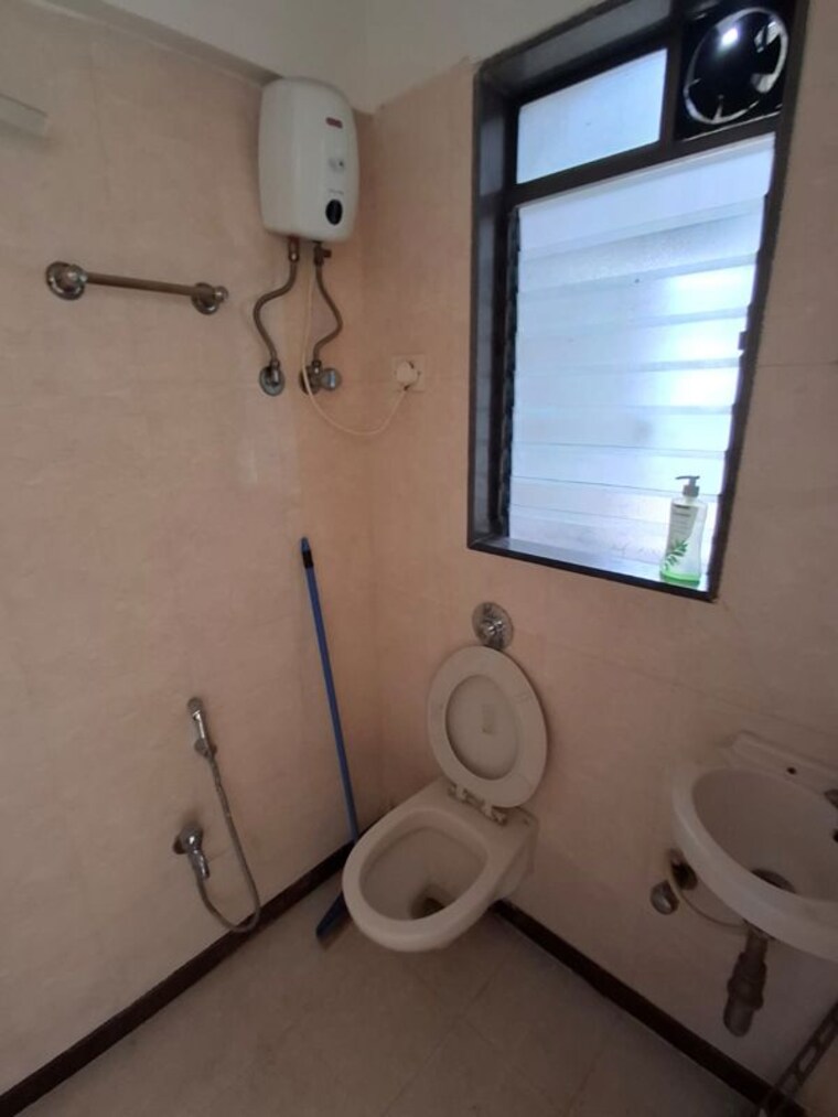 Bathroom, chembur 2 Bedroom 975 Sq.Ft. Apartment In Chembur Mumbai 10787321