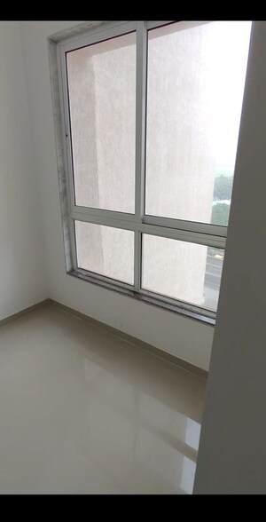 Room in 2 BHK Apartment at Puranik Rumah Bali Phase II, Ghodbunder Road – for Rent