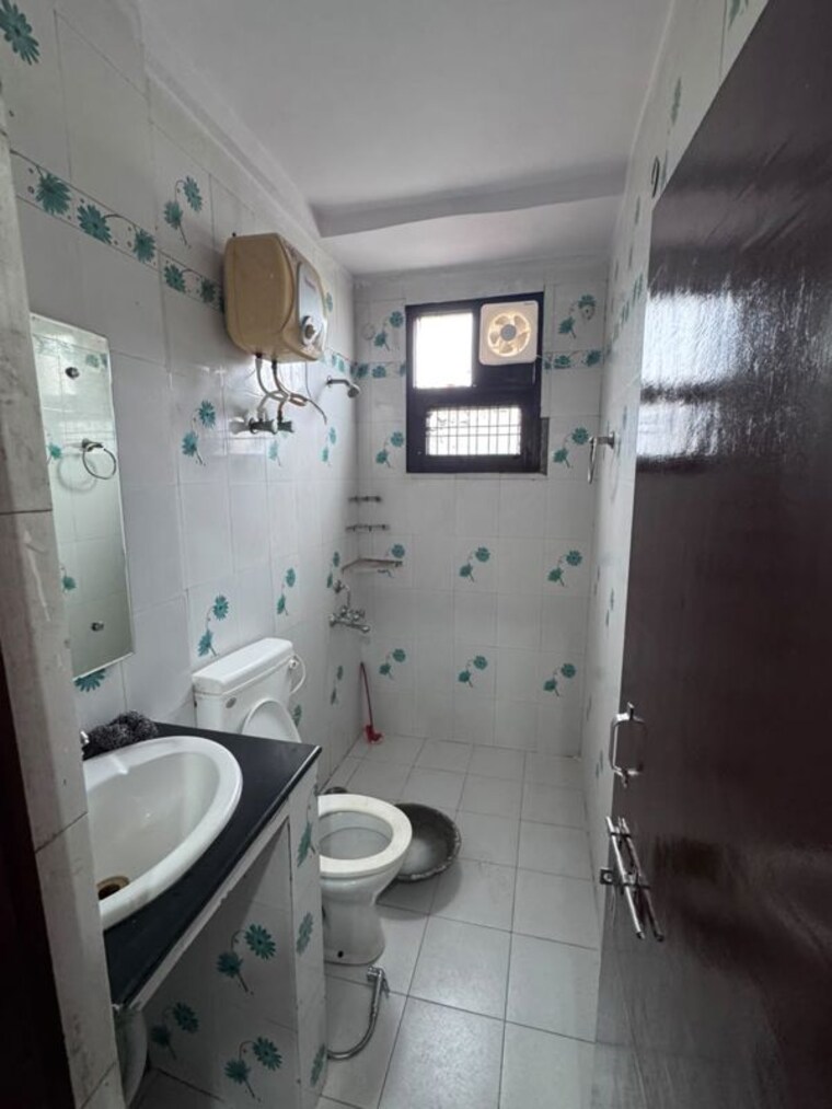 Bathroom, aliganj-plaza 3 Bedroom 1400 Sq.Ft. Apartment In Aliganj Lucknow 10786013