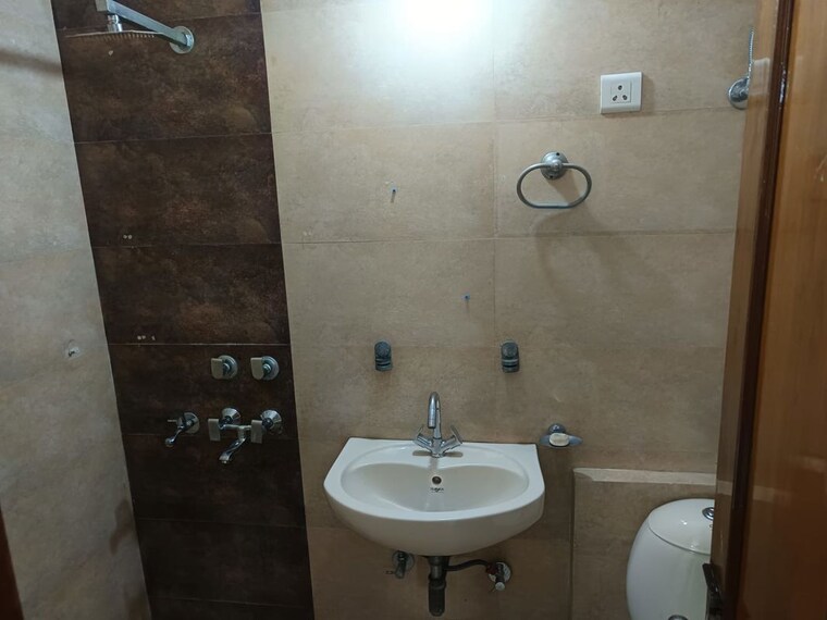 Bathroom, ashok nagar 2 Bedroom 100 Sq.Yd. Builder Floor In Ashok Nagar Delhi 10787546