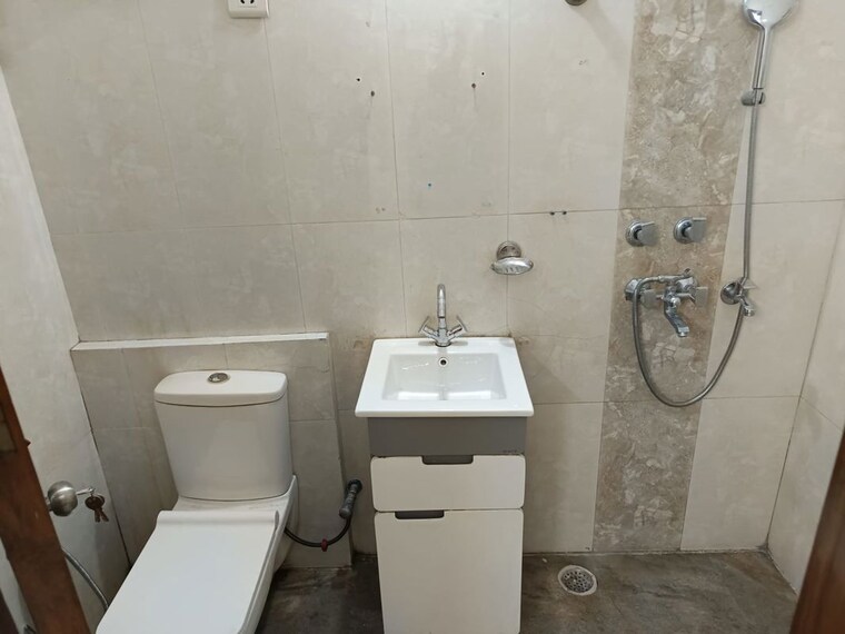 Bathroom, ashok nagar 2 Bedroom 100 Sq.Yd. Builder Floor In Ashok Nagar Delhi 10787546