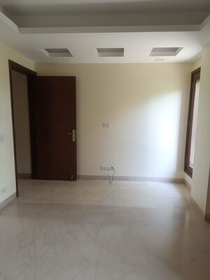 Room in 4 BHK Builder Floor at Green Park Extension – for Rent