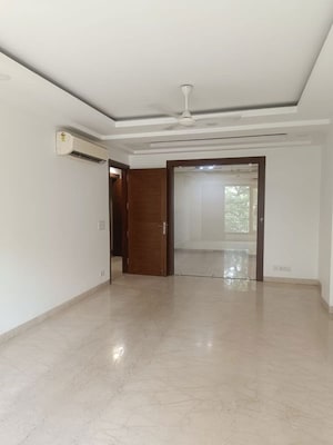 Room in 4 BHK Builder Floor at Green Park Extension – for Rent