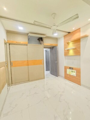 Room in 3 BHK Apartment at Lic Colony – for Rent