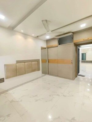 Room in 3 BHK Apartment at Lic Colony – for Rent