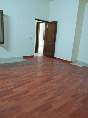 Room in 6+ BHK Independent House at New Friends Colony – for Rent