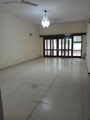 Room in 6+ BHK Independent House at New Friends Colony – for Rent
