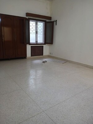 Room in 6+ BHK Independent House at New Friends Colony – for Rent
