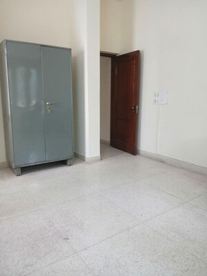 Room in 6+ BHK Independent House at New Friends Colony – for Rent