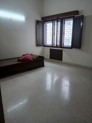 Room in 6+ BHK Independent House at New Friends Colony – for Rent