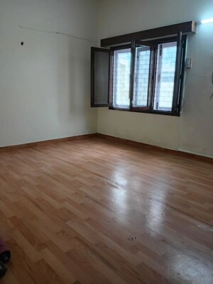 Room in 6+ BHK Independent House at New Friends Colony – for Rent