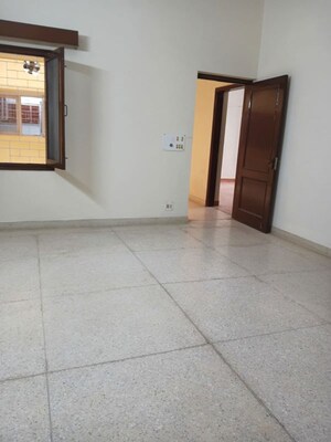 Room in 6+ BHK Independent House at New Friends Colony – for Rent