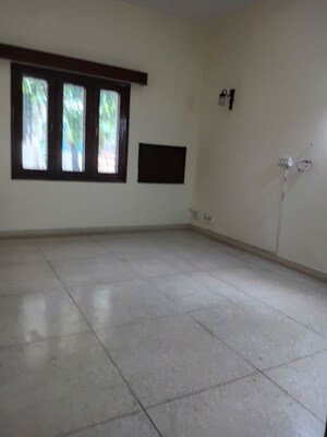 Room in 6+ BHK Independent House at New Friends Colony – for Rent