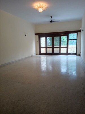 Room in 6+ BHK Independent House at New Friends Colony – for Rent