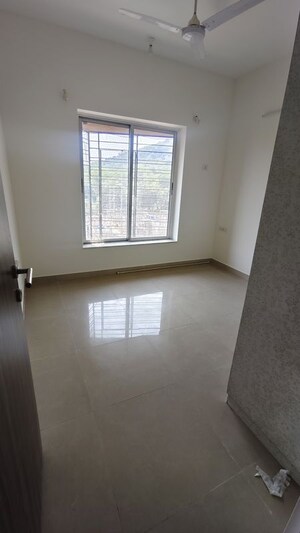 Room in 2 BHK Apartment at Kalpataru Hills, Manpada – for Rent