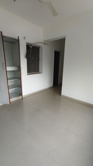 Room in 2 BHK Apartment at Kalpataru Hills, Manpada – for Rent