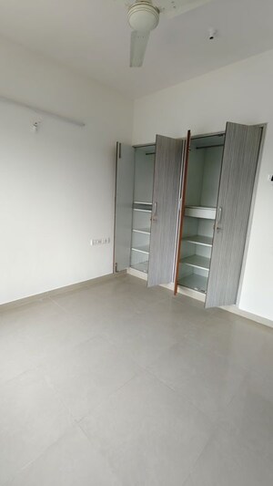 Room in 2 BHK Apartment at Kalpataru Hills, Manpada – for Rent