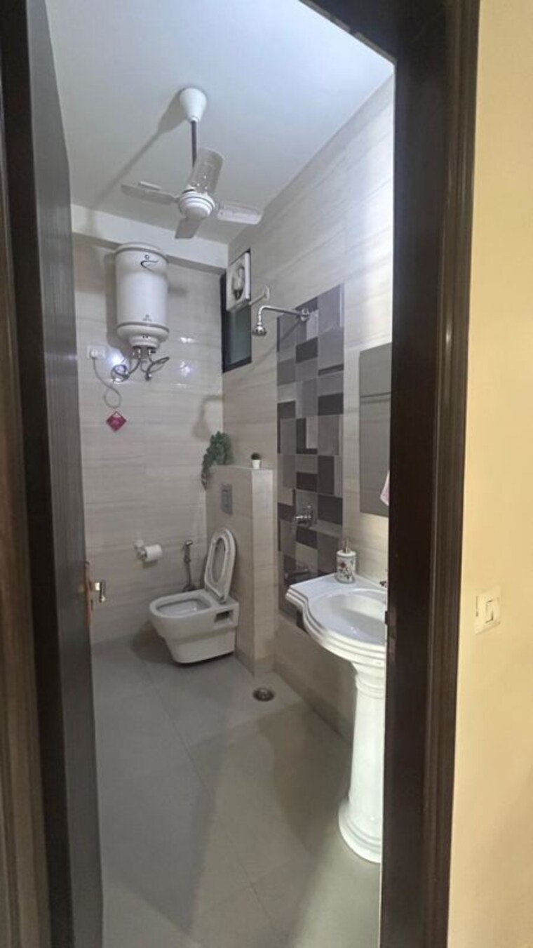 Bathroom, sushant lok i 3 Bedroom 215 Sq.Yd. Builder Floor In Sushant Lok I Gurgaon 10787772