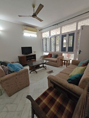 Living Room in 3 BHK Builder Floor at Sector 43 – for Rent