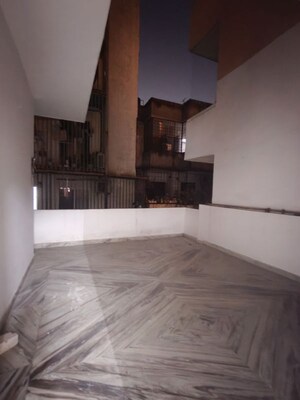 Room in 2 BHK Apartment at Gold Souk Mall, Sector 43 – for Rent