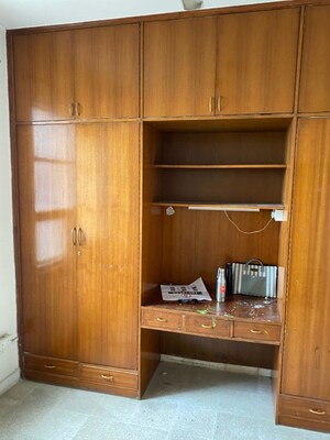 Furnished Amenities in 3 BHK Apartment at DLF Regency Park II, Sector 27 – for Sale