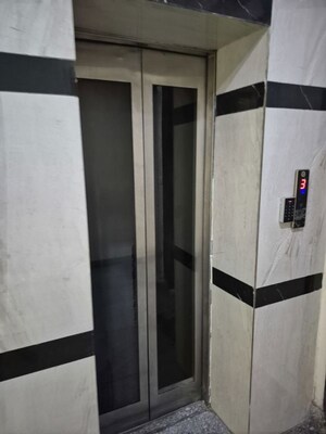Lift in 2.5 BHK Builder Floor at Mayur Vihar – for Rent