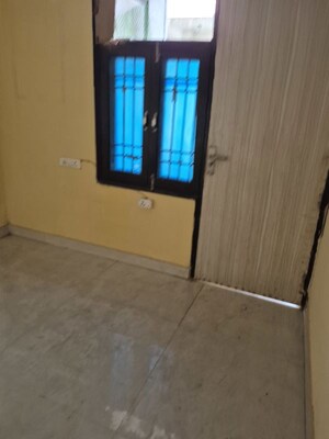 Furnished Amenities in 2.5 BHK Builder Floor at Mayur Vihar – for Rent