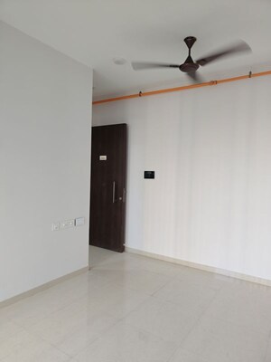 Room in 1.5 BHK Apartment at Kalpataru Elitus, Mulund West – for Rent
