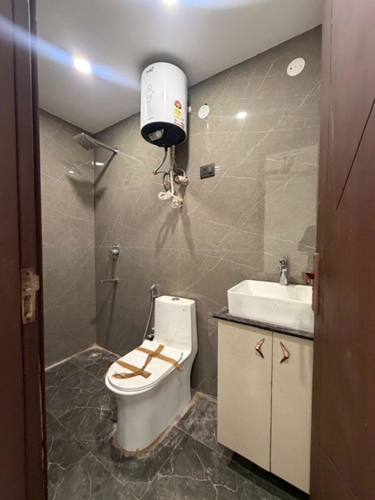 Bathroom, chattarpur 3 Bedroom 1300 Sq.Ft. Builder Floor In Chattarpur Delhi 10788047