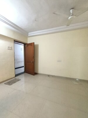 Room in 2 BHK Apartment at Romell Empress, Borivali West – for Rent