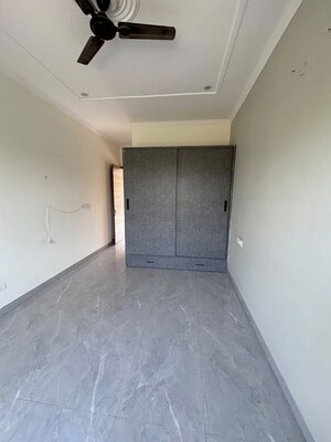 Room in 2 BHK Builder Floor at Aerocity – for Rent