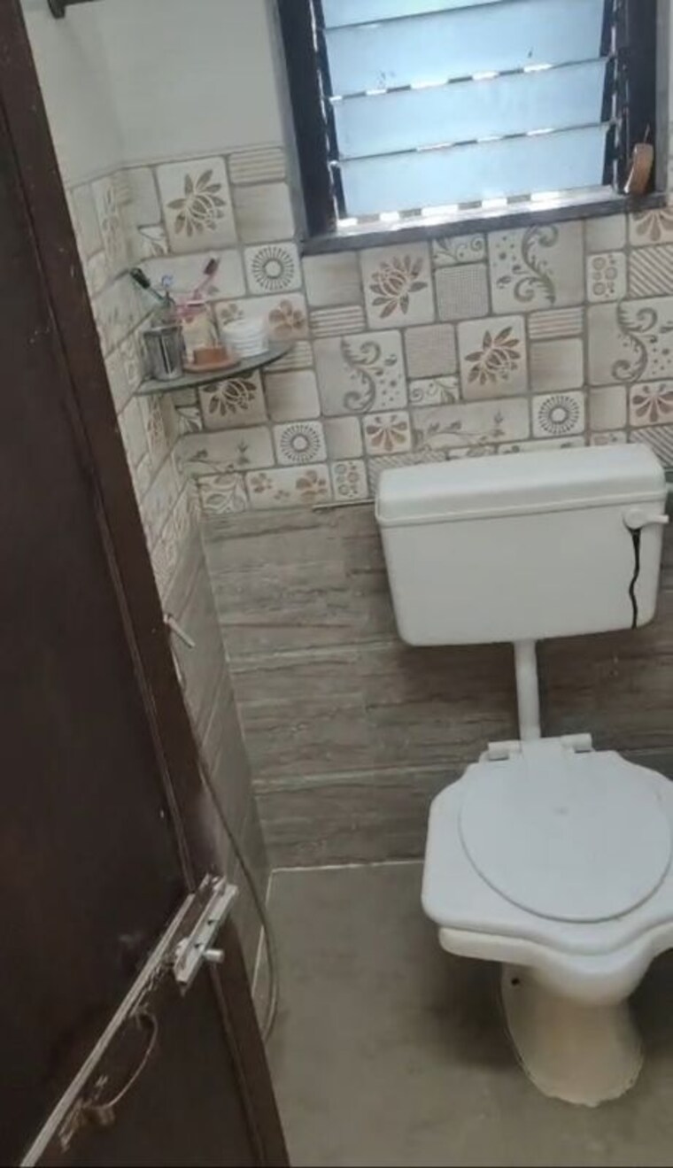 Bathroom, rehmat-building-dadar-east 1 Bedroom 450 Sq.Ft. Apartment In Dadar East Mumbai 10788273