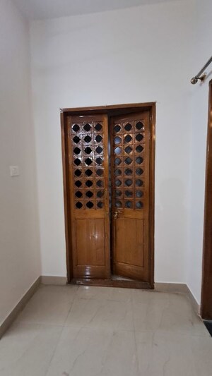 Furnished Amenities in 3 BHK Builder Floor at Jp Nagar – for Rent