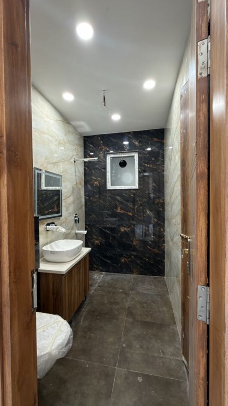 Bathroom, bptp-district-3 3 Bedroom 180 Sq.Yd. Builder Floor In Sector 85 Faridabad 10788478
