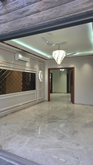 Room in 3 BHK Builder Floor at Safdarjung Enclave – for Rent