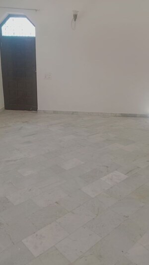 Room in 5 BHK Independent House at Sector 26 – for Rent