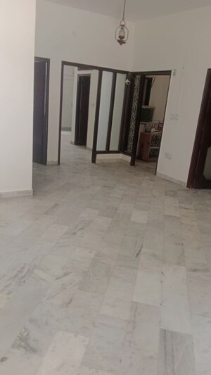 Room in 5 BHK Independent House at Sector 26 – for Rent