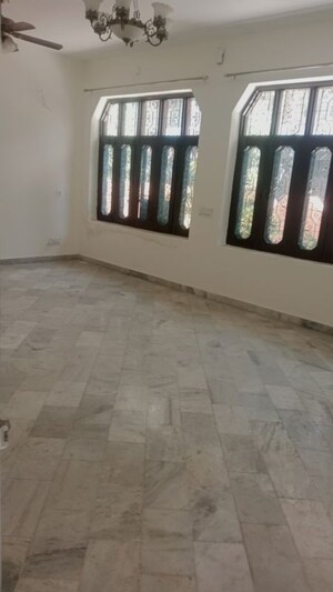Room in 5 BHK Independent House at Sector 26 – for Rent